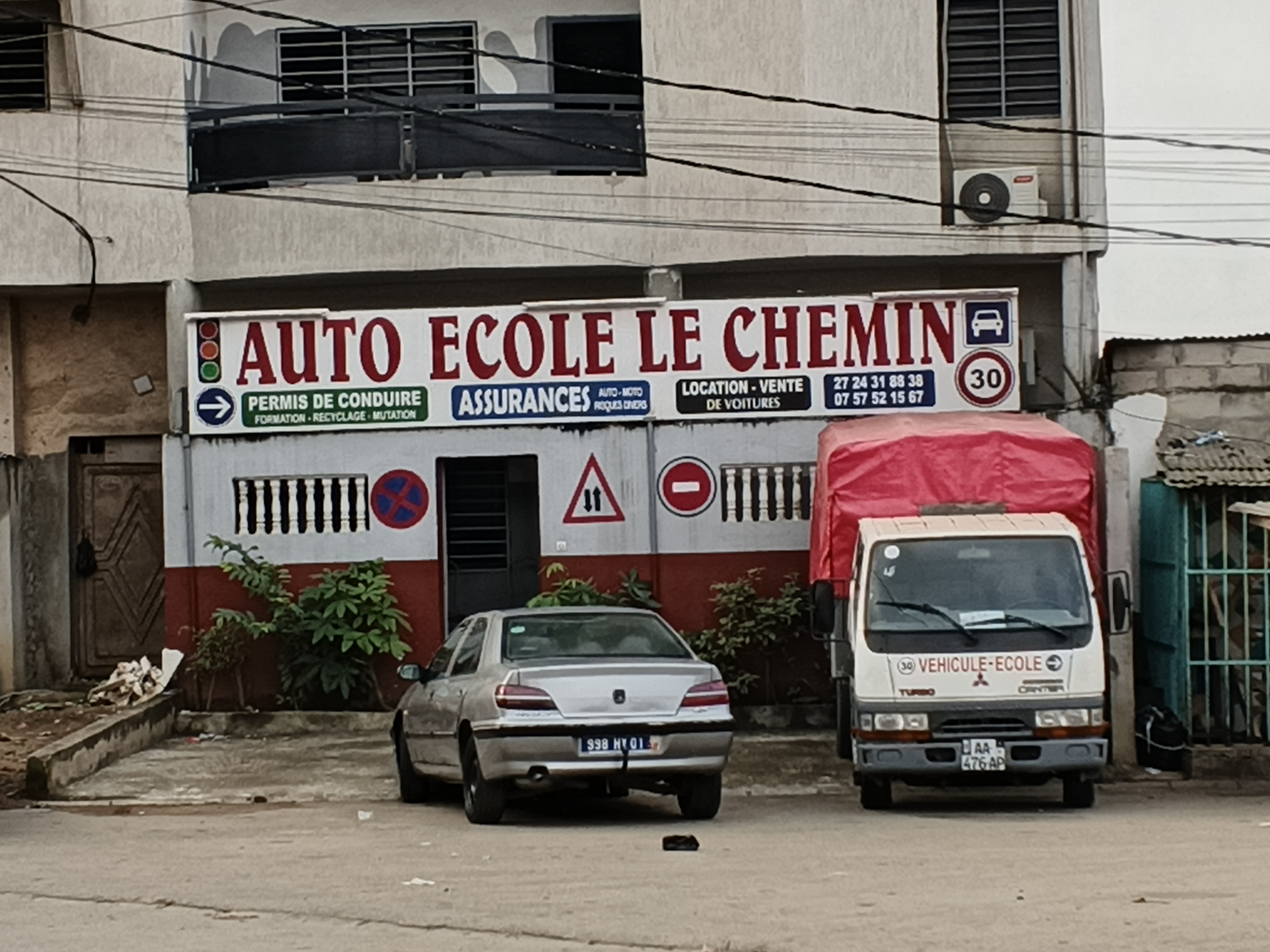 L'enseigne de l'Auto École Le Chemin.